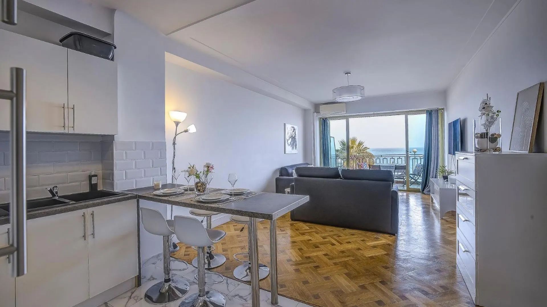 Nice Apartment With Sea View On Promenade Anglais 0*,  Frankrig